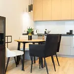 Golden - Luxury Building, Rooftop Terrace, Sienna 아파트 *