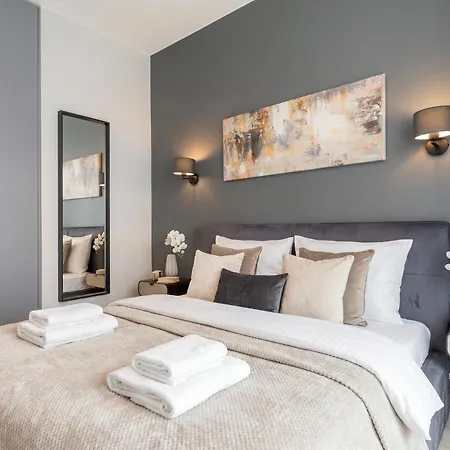 Golden - Luxury Building, Rooftop Terrace, Sienna